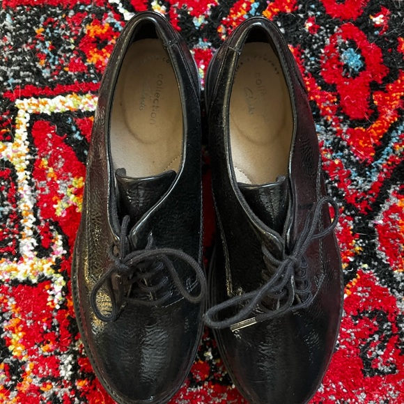 Clarks Oxford Shiny black platform shoes - Picture 2 of 6